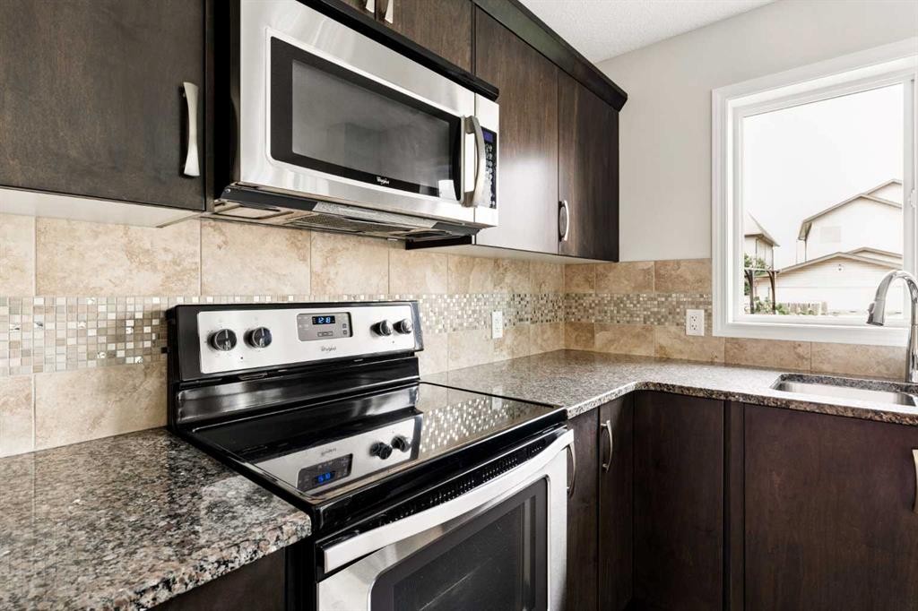 59 Elgin Meadows Park Se, Calgary, AB - Indoor Photo Showing Kitchen