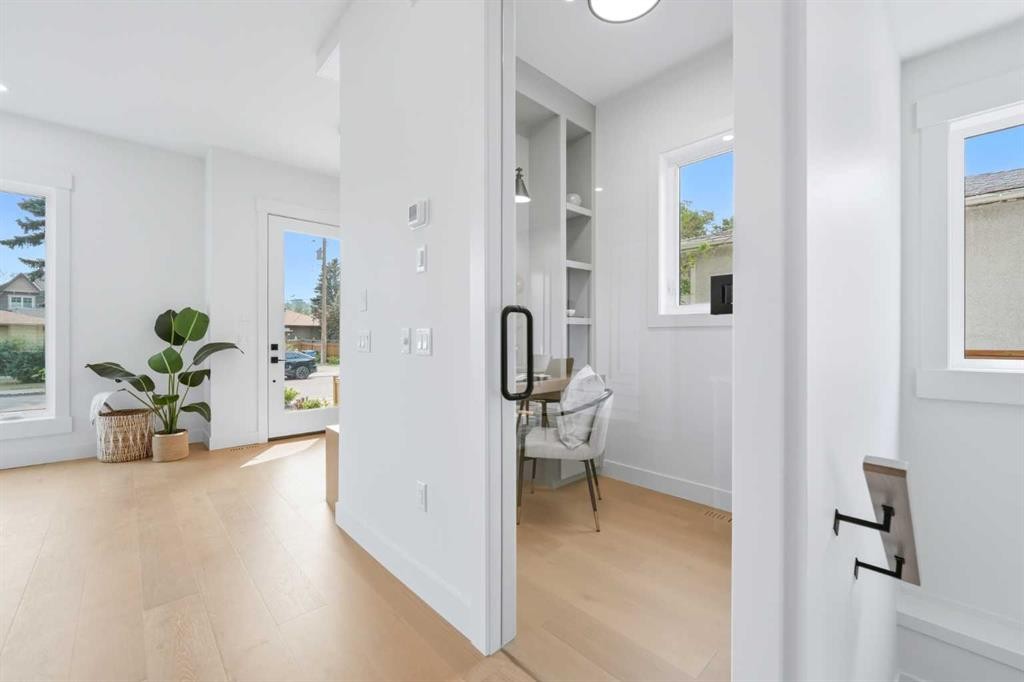 2714 3 Avenue Nw, Calgary, AB - Indoor Photo Showing Other Room