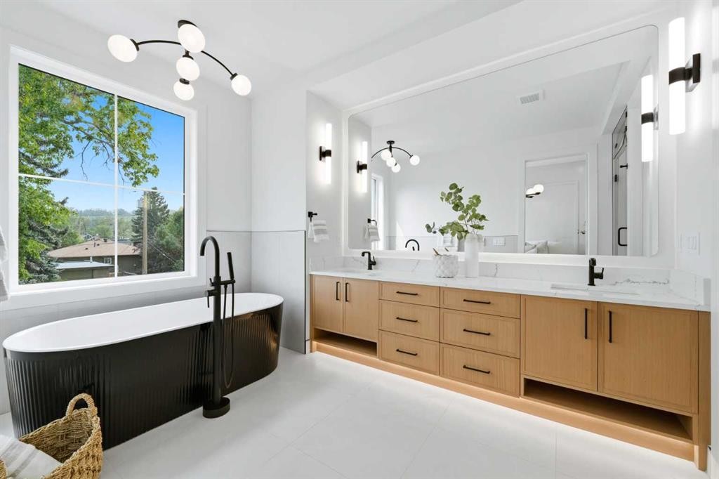 2714 3 Avenue Nw, Calgary, AB - Indoor Photo Showing Bathroom