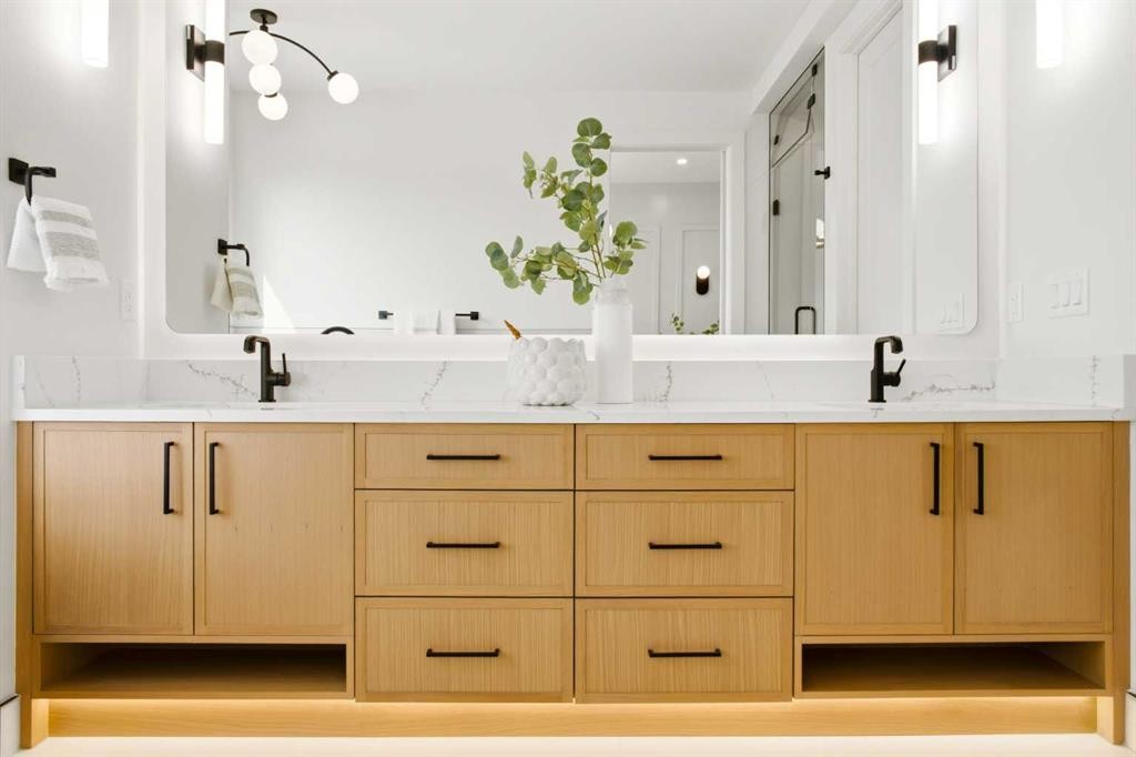 2714 3 Avenue Nw, Calgary, AB - Indoor Photo Showing Bathroom