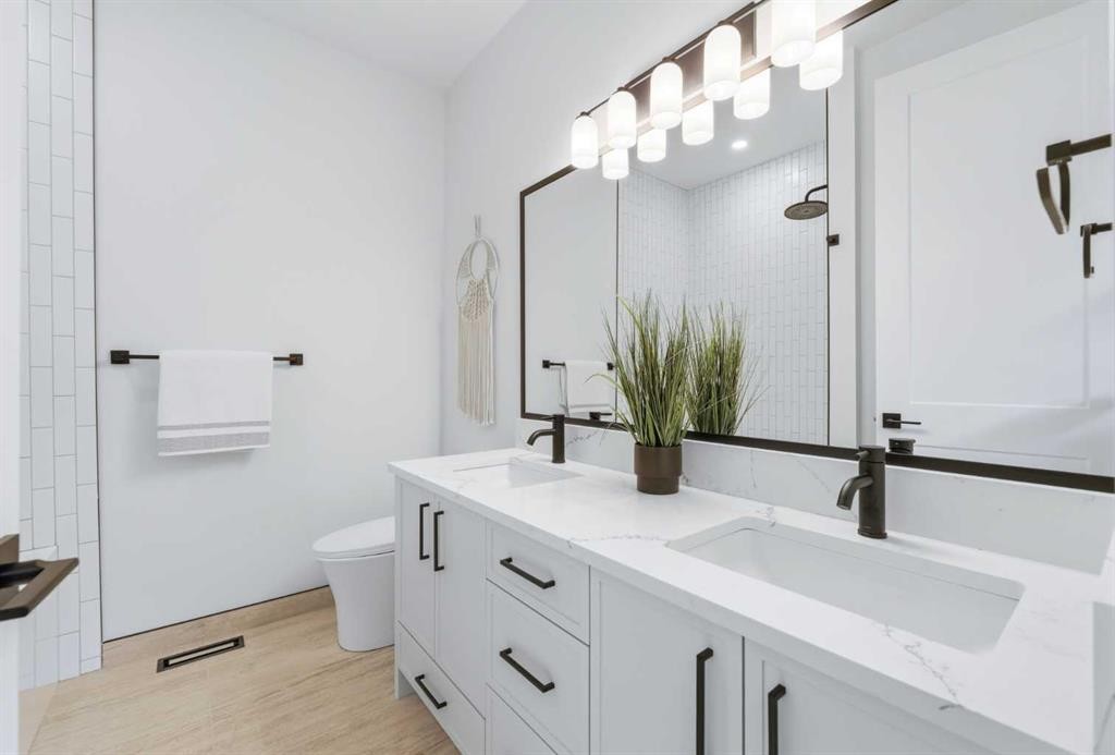 2714 3 Avenue Nw, Calgary, AB - Indoor Photo Showing Bathroom