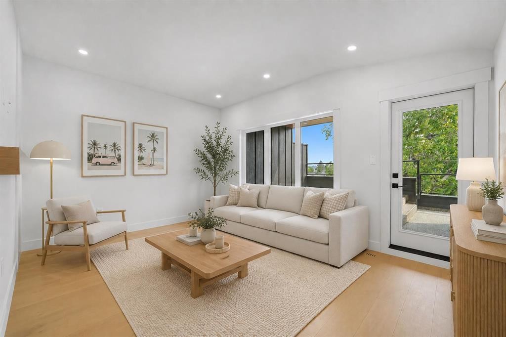 2714 3 Avenue Nw, Calgary, AB - Indoor Photo Showing Living Room
