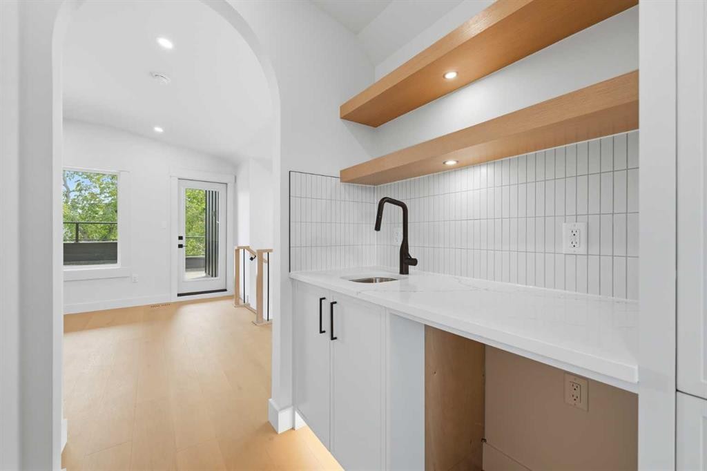 2714 3 Avenue Nw, Calgary, AB - Indoor Photo Showing Kitchen