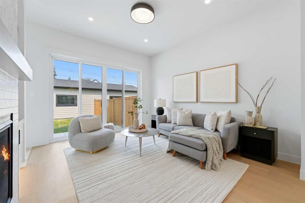 2714 3 Avenue Nw, Calgary, AB - Indoor Photo Showing Living Room With Fireplace
