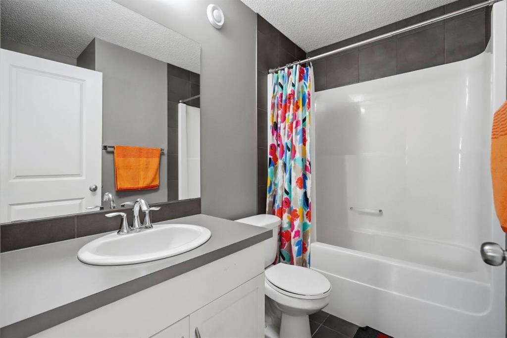 98 Panton Way Nw, Calgary, AB - Indoor Photo Showing Bathroom