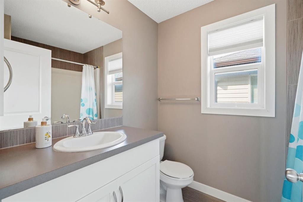 98 Panton Way Nw, Calgary, AB - Indoor Photo Showing Bathroom