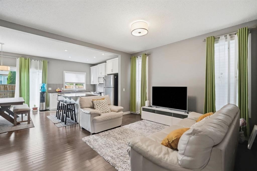 98 Panton Way Nw, Calgary, AB - Indoor Photo Showing Living Room