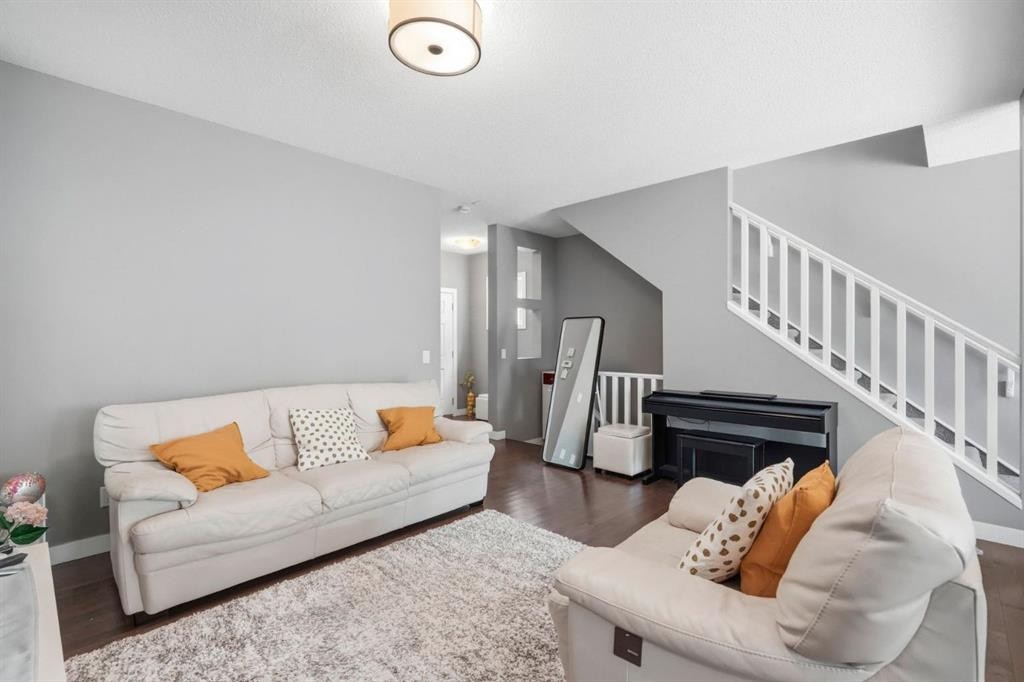 98 Panton Way Nw, Calgary, AB - Indoor Photo Showing Living Room