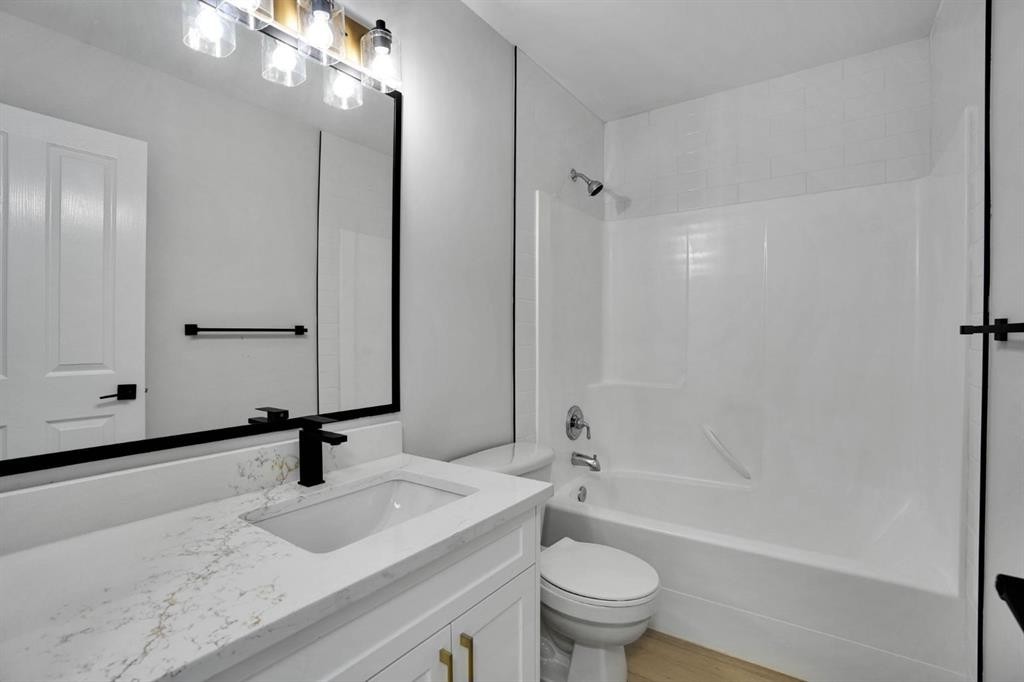 191 Cranwell Crescent Se, Calgary, AB - Indoor Photo Showing Bathroom