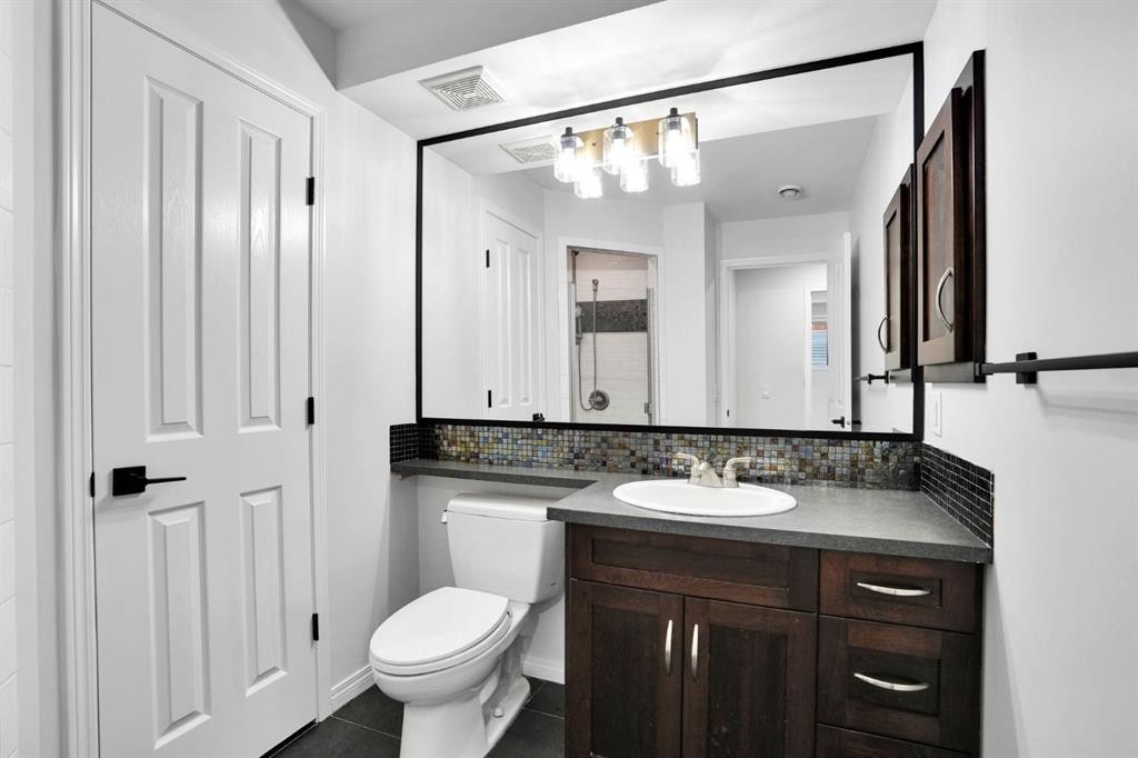 191 Cranwell Crescent Se, Calgary, AB - Indoor Photo Showing Bathroom