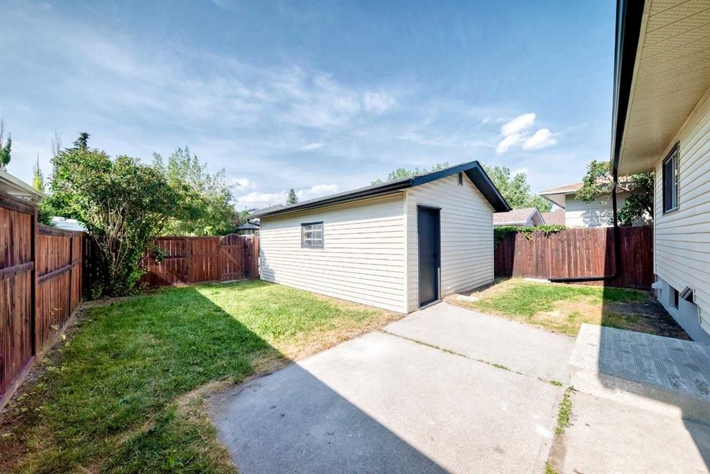 145 Sunvale Crescent Se, Calgary, AB - Outdoor With Exterior