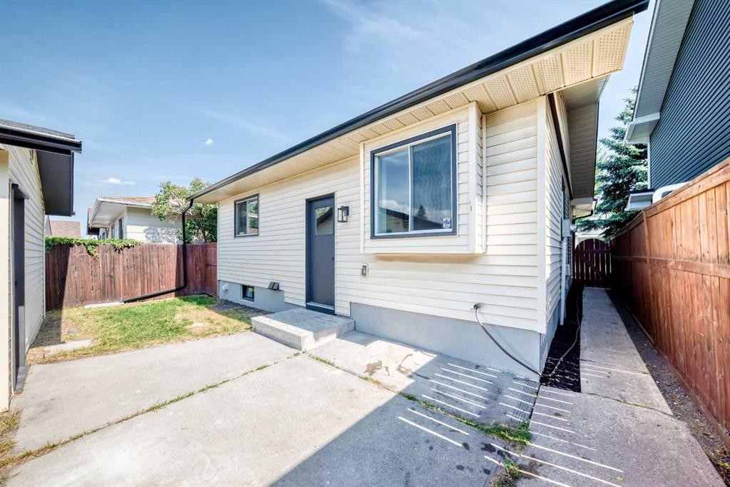 145 Sunvale Crescent Se, Calgary, AB - Outdoor With Exterior