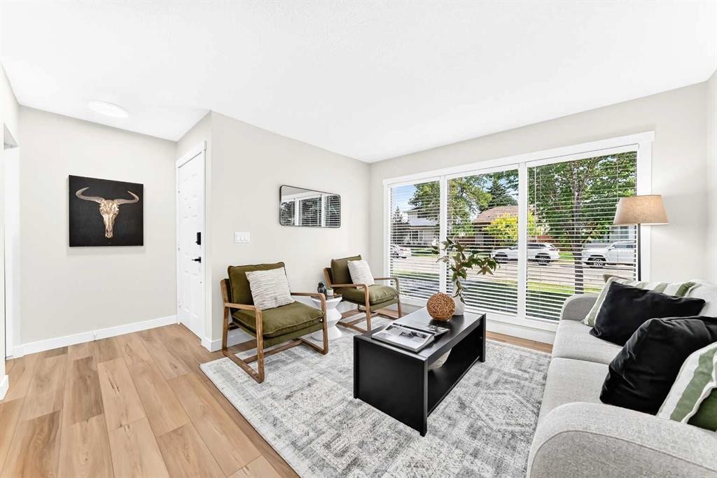 145 Sunvale Crescent Se, Calgary, AB - Indoor Photo Showing Living Room