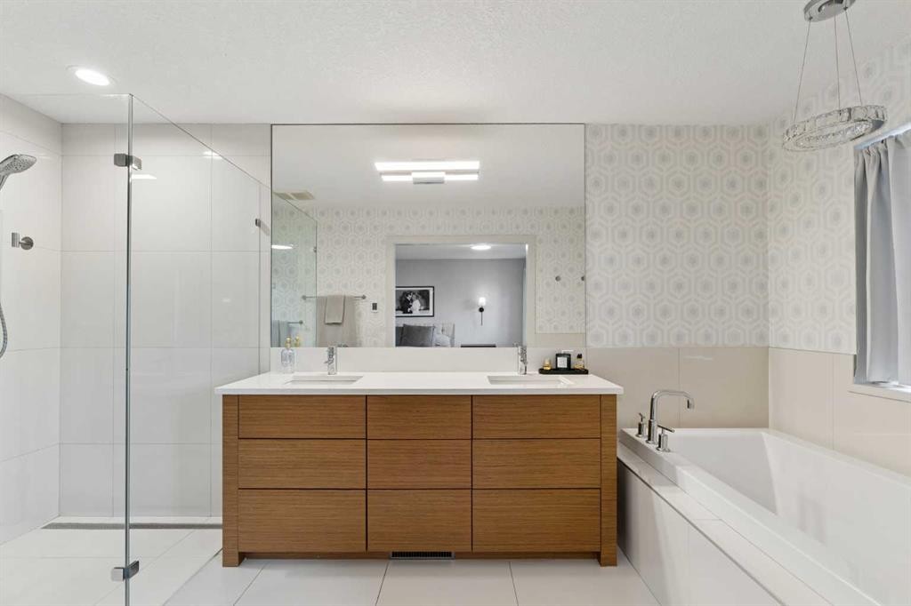 2003 32 Avenue Sw, Calgary, AB - Indoor Photo Showing Bathroom