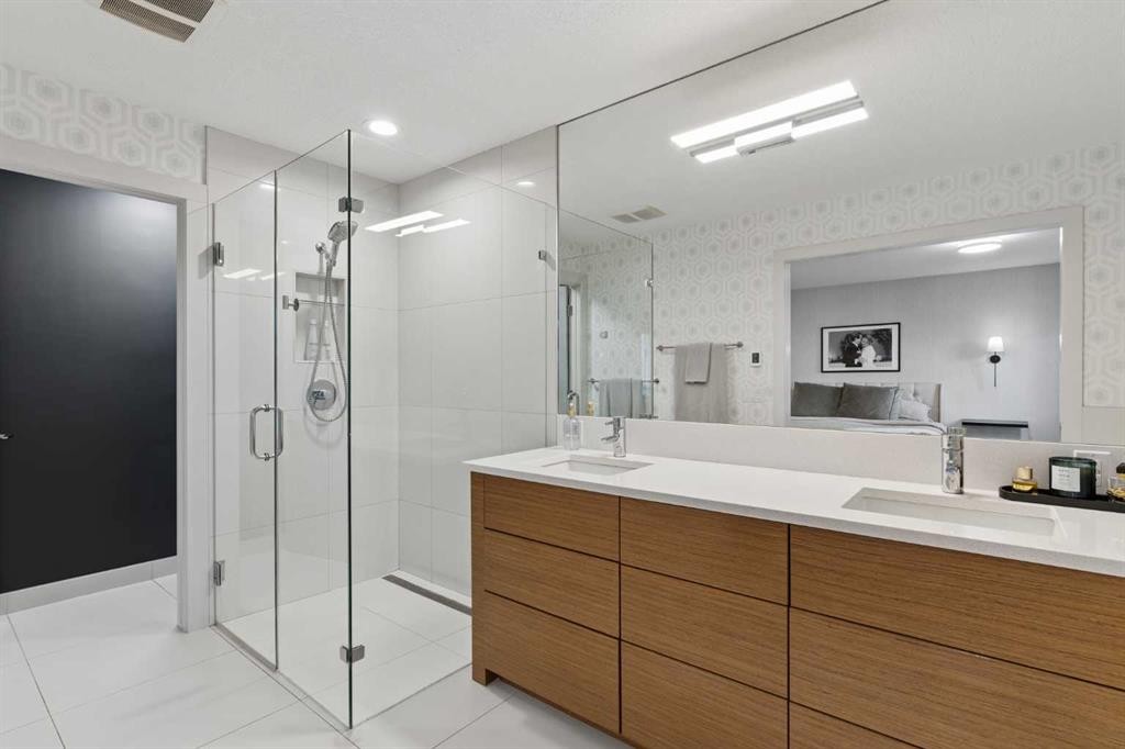2003 32 Avenue Sw, Calgary, AB - Indoor Photo Showing Bathroom