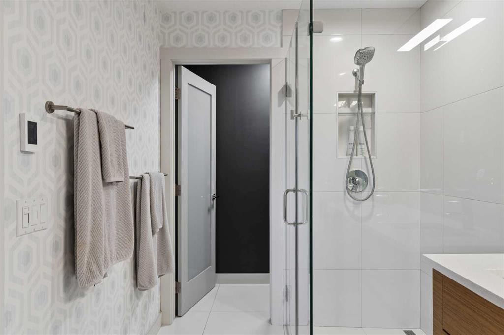 2003 32 Avenue Sw, Calgary, AB - Indoor Photo Showing Bathroom