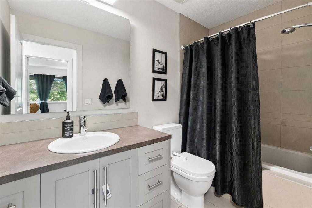 2003 32 Avenue Sw, Calgary, AB - Indoor Photo Showing Bathroom