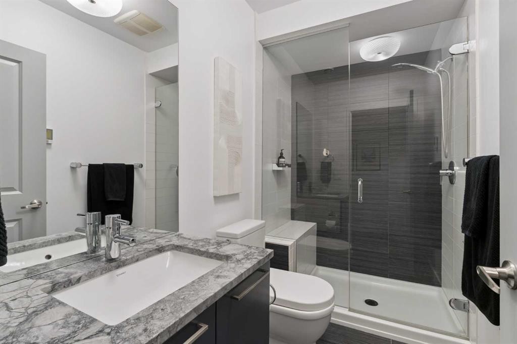 2003 32 Avenue Sw, Calgary, AB - Indoor Photo Showing Bathroom