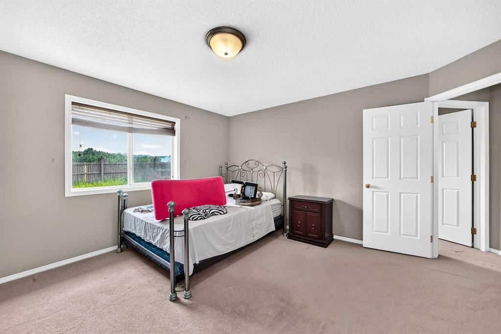 163 Valley Crest Close Nw, Calgary, AB - Indoor Photo Showing Bedroom