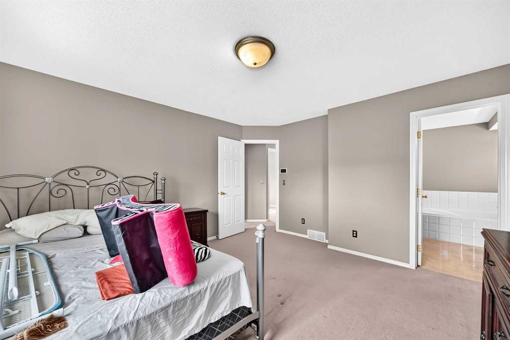 163 Valley Crest Close Nw, Calgary, AB - Indoor Photo Showing Bedroom