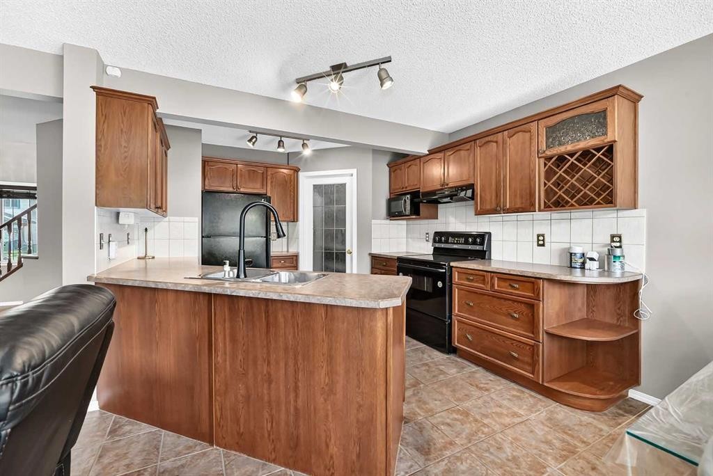 163 Valley Crest Close Nw, Calgary, AB - Indoor Photo Showing Kitchen With Double Sink