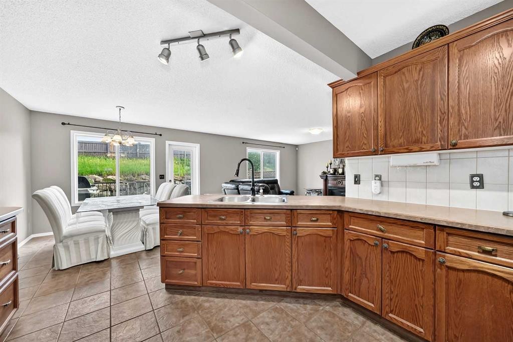 163 Valley Crest Close Nw, Calgary, AB - Indoor Photo Showing Kitchen With Double Sink