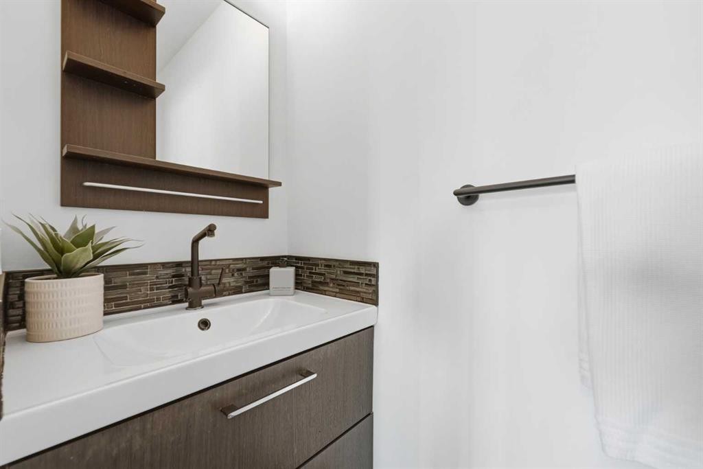 96 Rivercrest Crescent Se, Calgary, AB - Indoor Photo Showing Bathroom