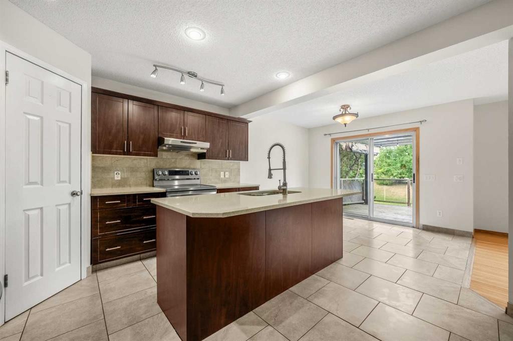 115 Macewan Park Circle, Calgary, AB - Indoor Photo Showing Kitchen