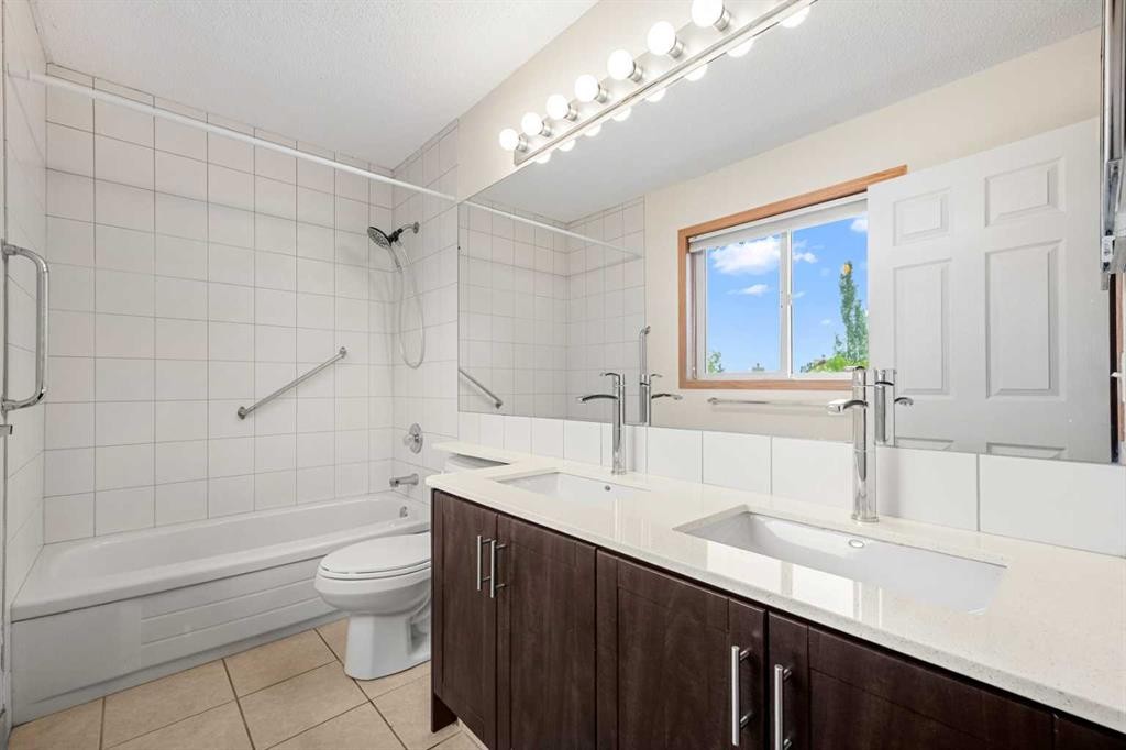 115 Macewan Park Circle, Calgary, AB - Indoor Photo Showing Bathroom