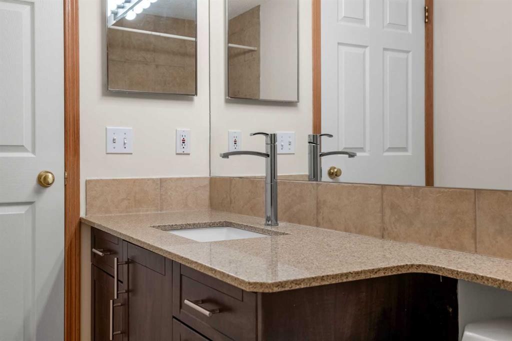 115 Macewan Park Circle, Calgary, AB - Indoor Photo Showing Bathroom