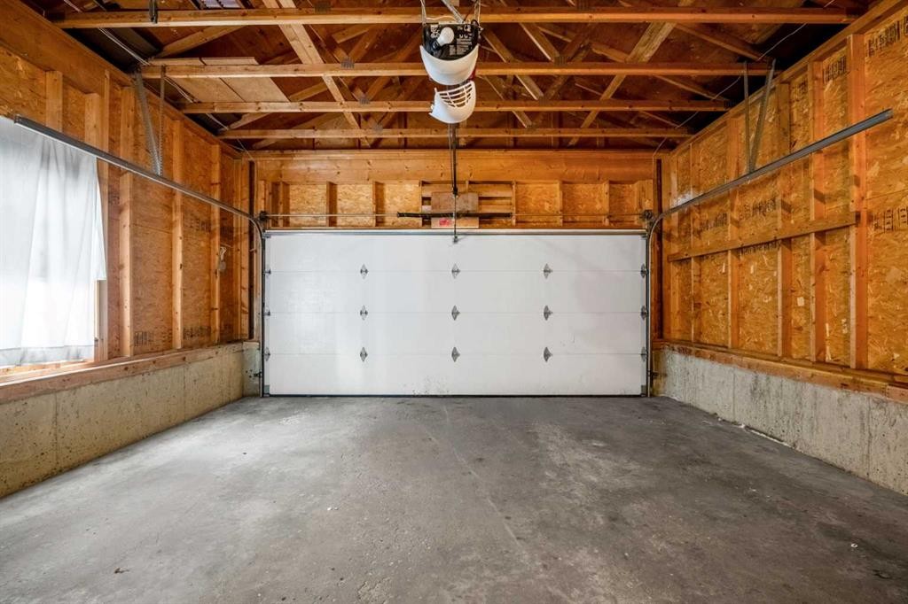 115 Macewan Park Circle, Calgary, AB - Indoor Photo Showing Garage