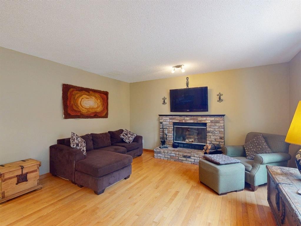 55 Hampshire Grove Nw, Calgary, AB - Indoor Photo Showing Living Room With Fireplace