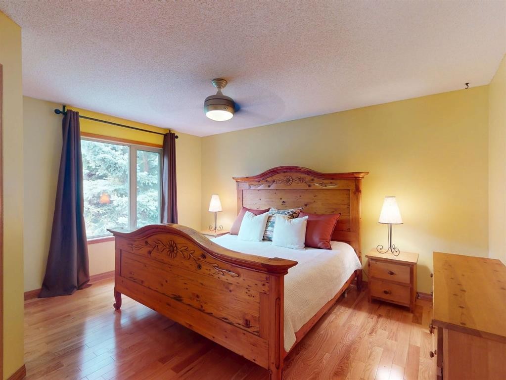 55 Hampshire Grove Nw, Calgary, AB - Indoor Photo Showing Bedroom