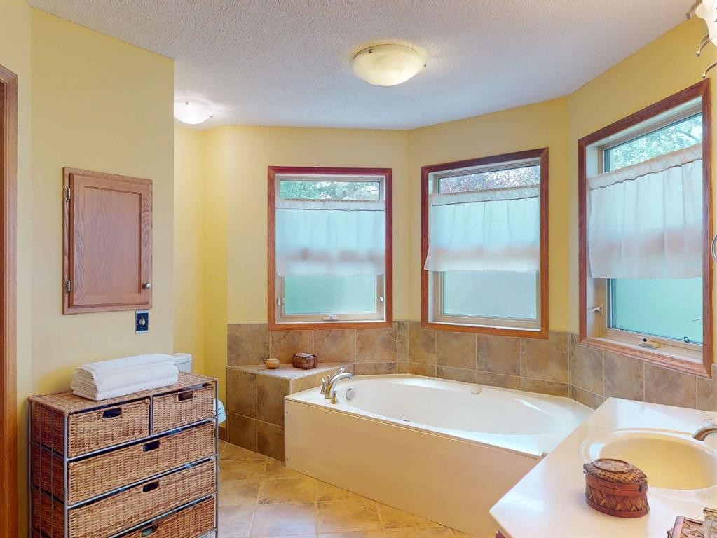 55 Hampshire Grove Nw, Calgary, AB - Indoor Photo Showing Bathroom