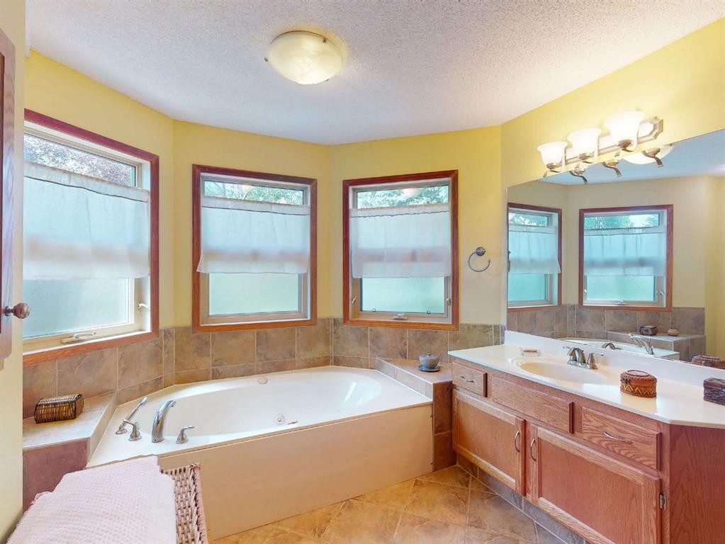 55 Hampshire Grove Nw, Calgary, AB - Indoor Photo Showing Bathroom