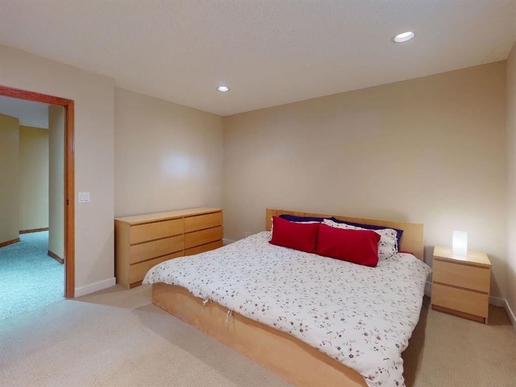55 Hampshire Grove Nw, Calgary, AB - Indoor Photo Showing Bedroom