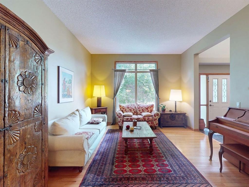 55 Hampshire Grove Nw, Calgary, AB - Indoor Photo Showing Living Room