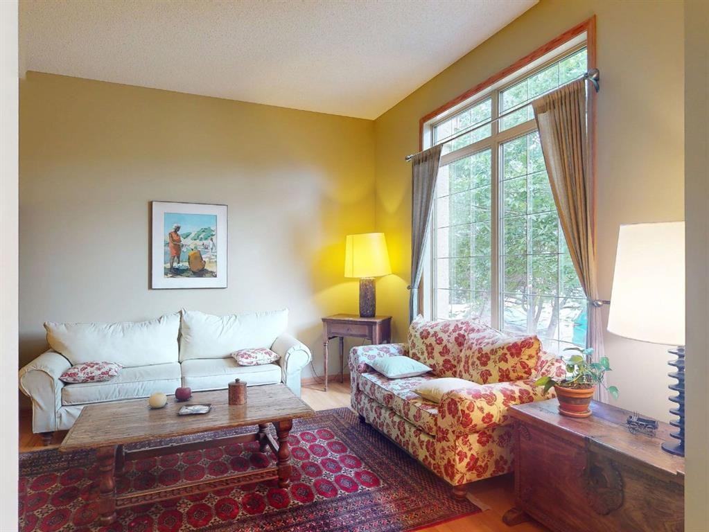 55 Hampshire Grove Nw, Calgary, AB - Indoor Photo Showing Living Room