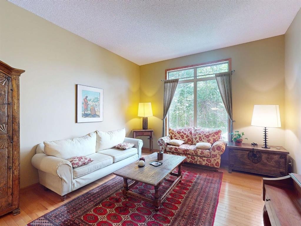 55 Hampshire Grove Nw, Calgary, AB - Indoor Photo Showing Living Room