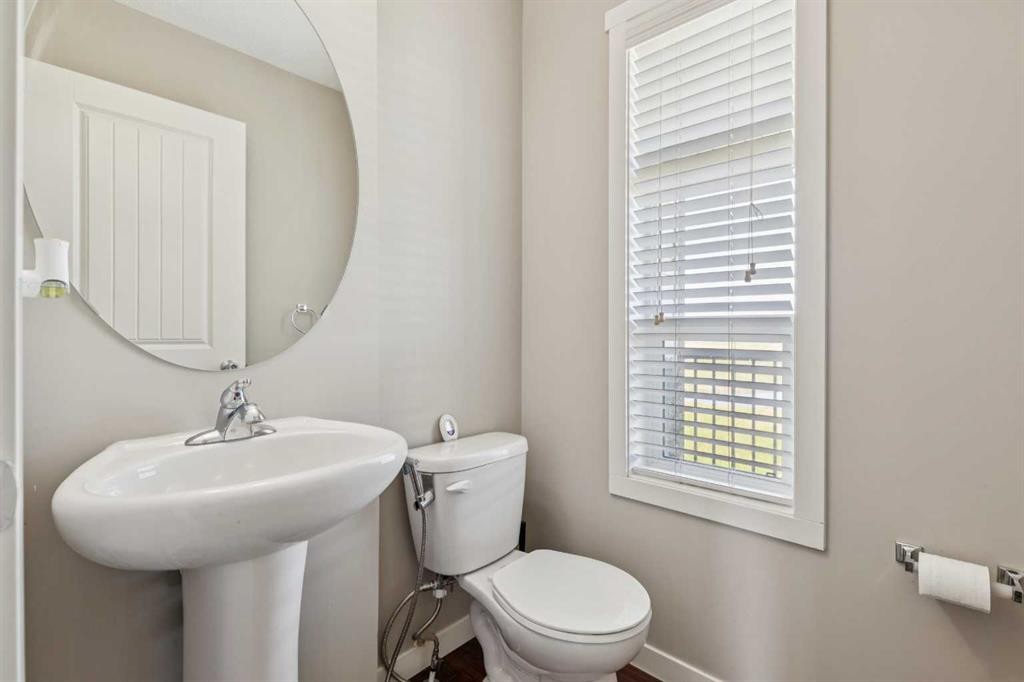 409 Copperpond Landing Se, Calgary, AB - Indoor Photo Showing Bathroom