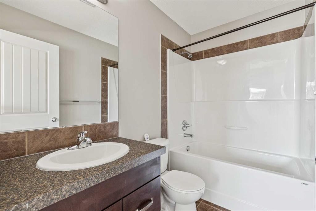 409 Copperpond Landing Se, Calgary, AB - Indoor Photo Showing Bathroom