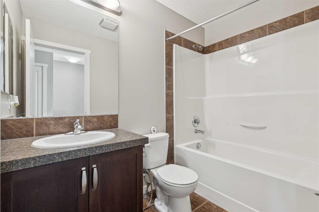 409 Copperpond Landing Se, Calgary, AB - Indoor Photo Showing Bathroom