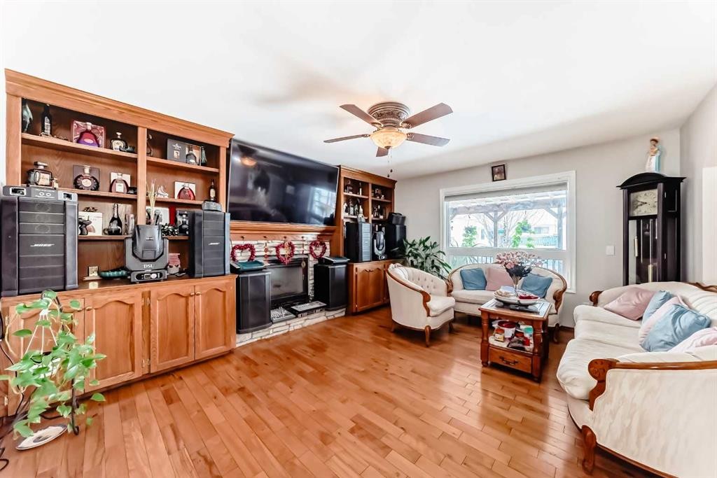 49 Applewood Court Se, Calgary, AB - Indoor Photo Showing Living Room