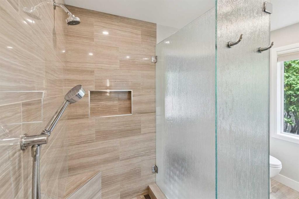 58 Candle Terrace Sw, Calgary, AB - Indoor Photo Showing Bathroom