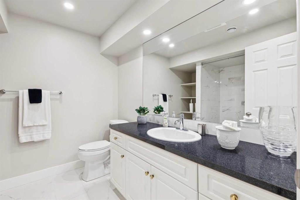 58 Candle Terrace Sw, Calgary, AB - Indoor Photo Showing Bathroom