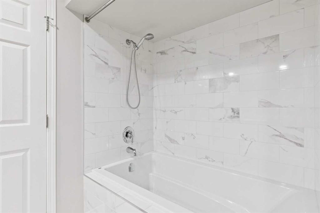 58 Candle Terrace Sw, Calgary, AB - Indoor Photo Showing Bathroom