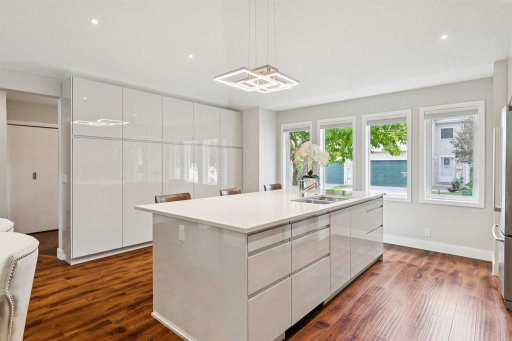 58 Candle Terrace Sw, Calgary, AB - Indoor Photo Showing Kitchen