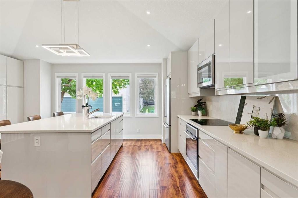 58 Candle Terrace Sw, Calgary, AB - Indoor Photo Showing Kitchen With Upgraded Kitchen