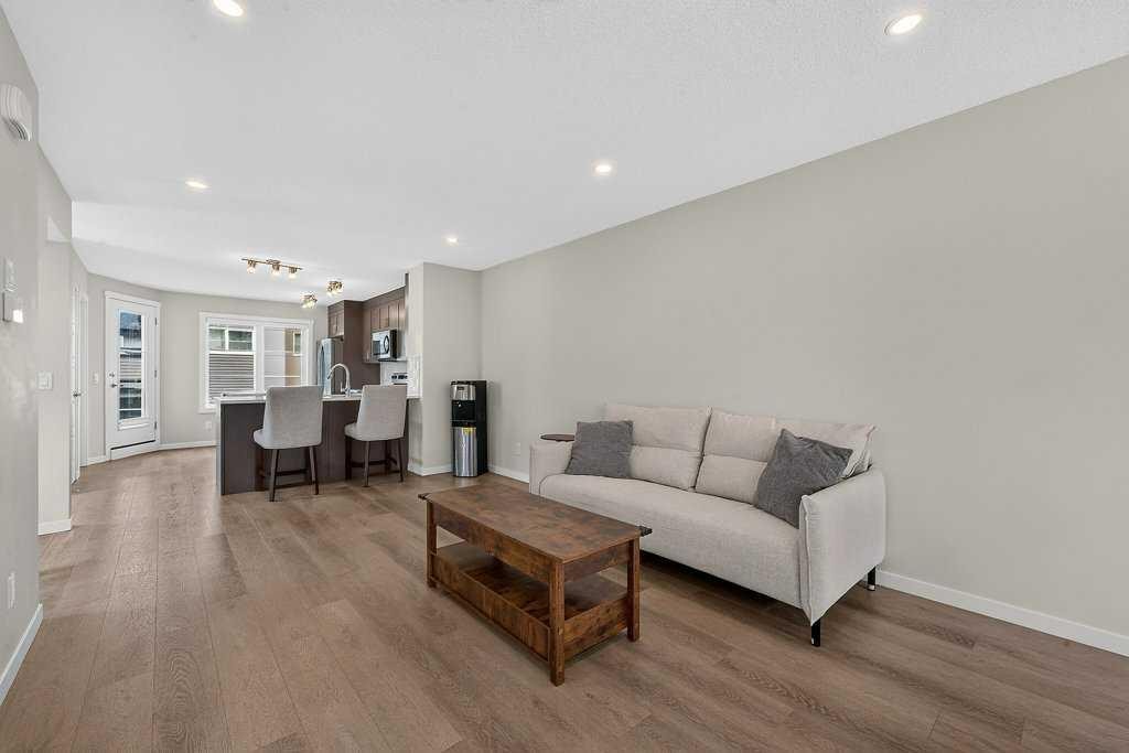 709-474 Seton Circle Se, Calgary, AB - Indoor Photo Showing Living Room