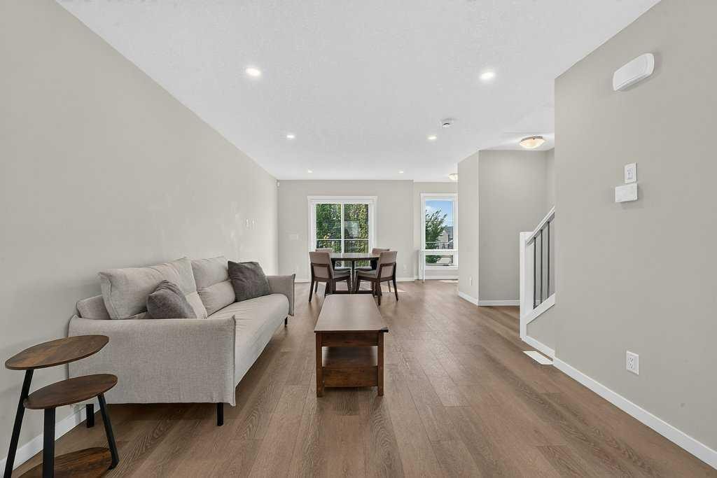 709-474 Seton Circle Se, Calgary, AB - Indoor Photo Showing Living Room